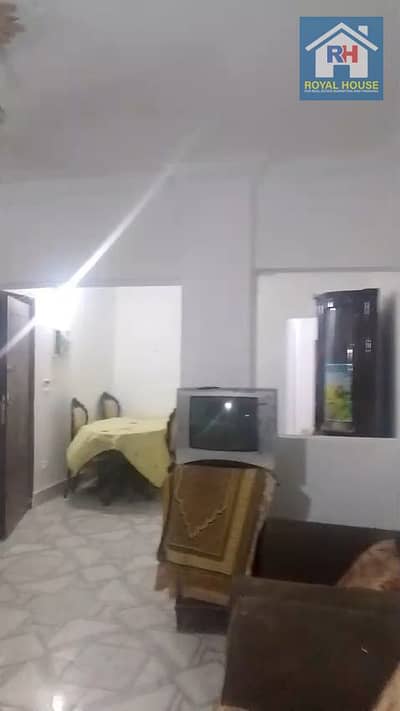شقه 90م للتمليك شارع الصحه امام سور الشركة بجوار بنزينة عزبة النخل والمترو