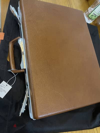 شنطه samsonite موديل ثمانينات جديده لم تستخدم بالتيكت والمفاتيح