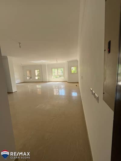 شقة للإيجار في مدينتي B8 | 245م² | 3 غرف نوم | فيو جاردن | تشطيب شركة | بدون فرش