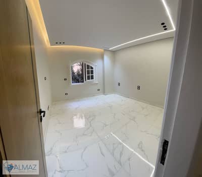Unfurnished 200 sq m apartment for rent, suitable for residential or commercial use, in the Third District Villas, Fifth Settlement.