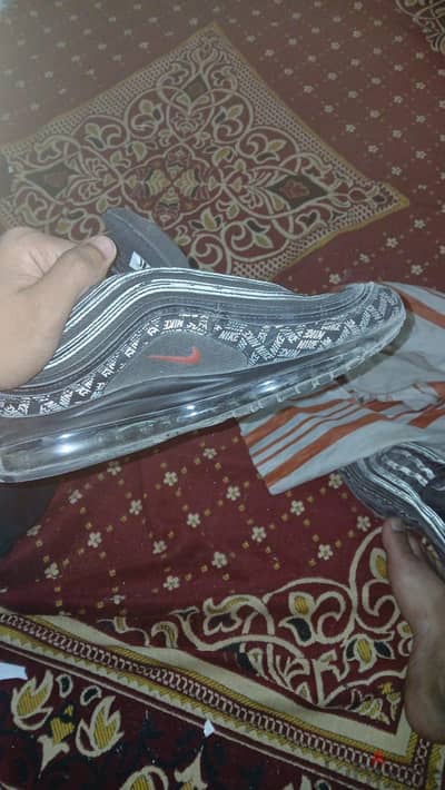 سنيكرز بحاله جيده