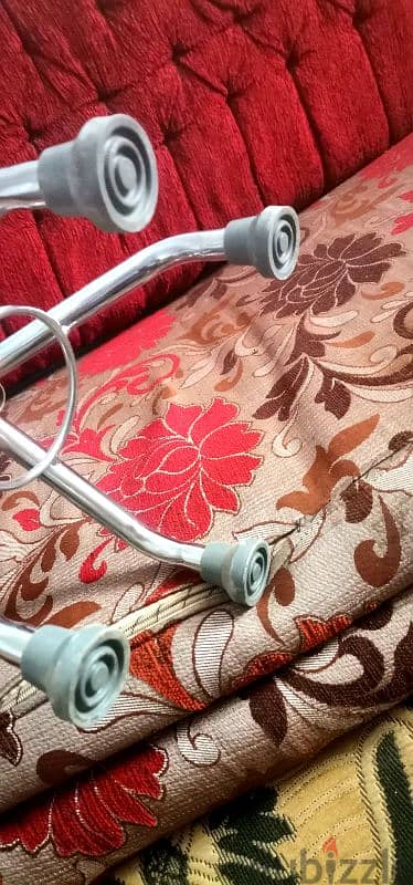 عكاز طبي رباعي (حرف T) صيني بحالة الزيرو - استعمال أقل من 6 أشهر