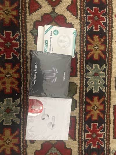 سماعة سامسونج AirPods w  الاتنين  هاي كوبي للبيع مع بعض ١٠٠٠ جنيه