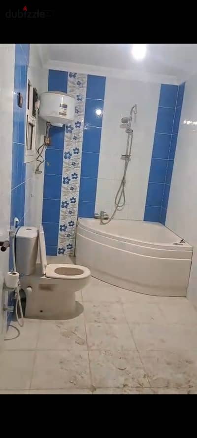 New law apartment with air conditioning for rent in Bavaria compound, area 200 meters, completely three rooms and reception, 2 bathrooms and a large kitchen, super-luxe finishing, seventh floor, 20 required in Bavaria compound on the Maadi ring road, there is 24-hour security guard, there is a swimming pool specific to the tower, there is a designated place for