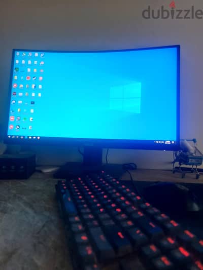 للبيع pc مع الشاشة بحالة ممتازة