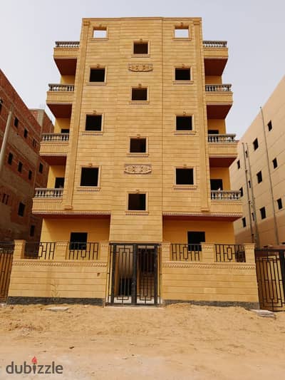Prime opportunity in Al Motamayez, Area 3. First-floor apartment in a delivered building on a 418 sqm land plot. Apartment size: 145 sqm. Quiet locati