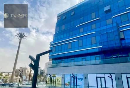 مصنع ملابس بمساحة 7,400 متر مربع للإيجار في مدينة العاشر من رمضان (مجمع صناعي)