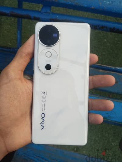 فيفو v 40