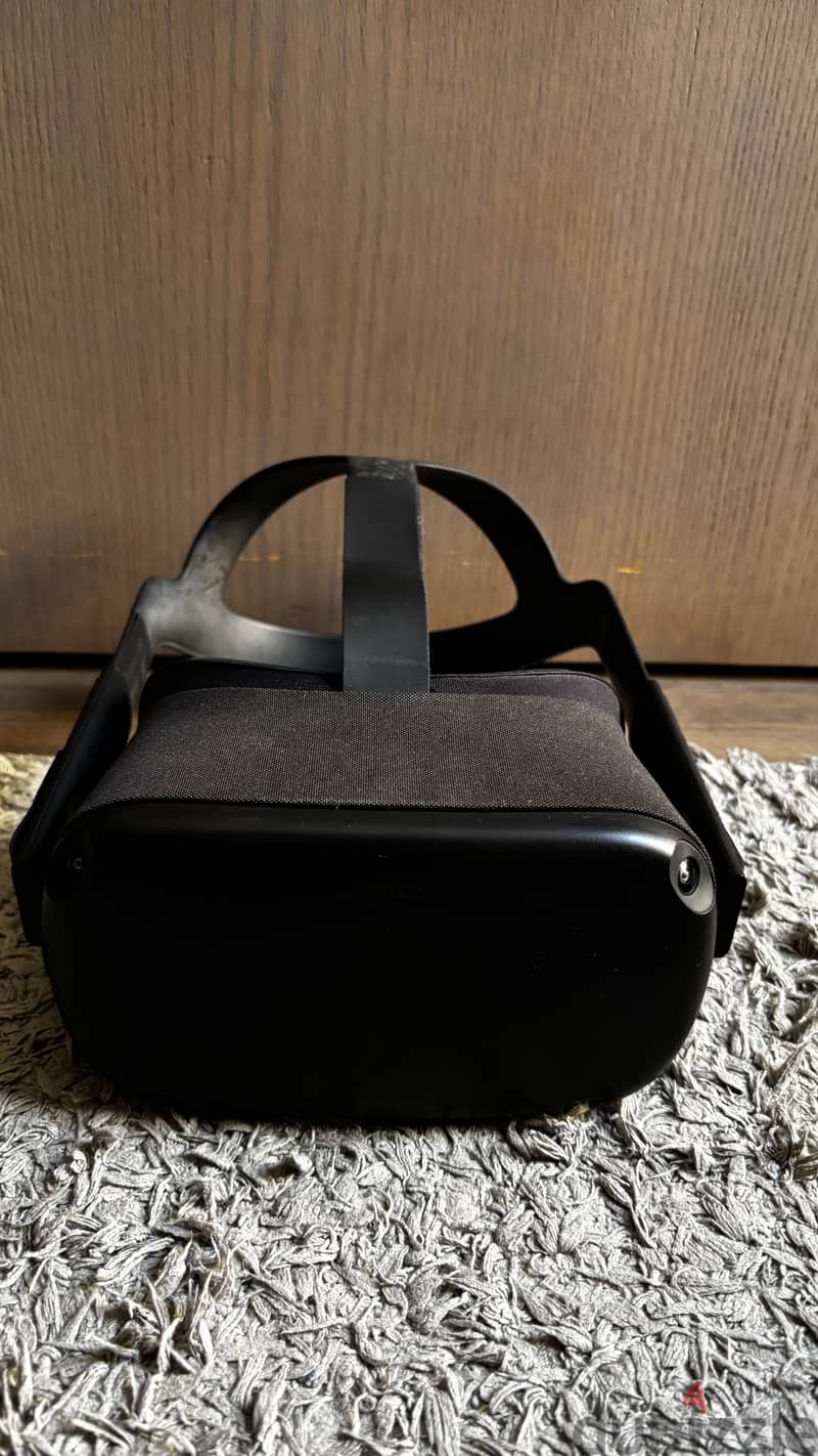 Oculus Quest With Box 4