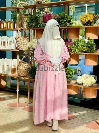 إطلالة وردية ساحرة ومميزة 