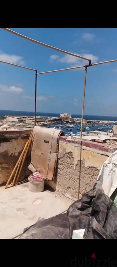 شقه على الترام خطوات من البحر