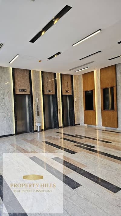 مقر إداري VIP استلام فوري 624م بڨيو علي الواجهه متشطب جاهز للمعاينة في التجمع علي شارع التسعين دايركت في المستثمرين الشمالية