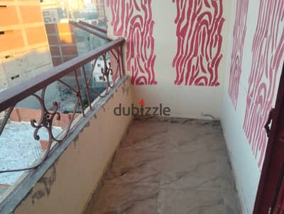 100 m apartment for annual rent, modern, family or couple, super lux finishing, all amenities available: water, electricity, and natural gas, 3 bedrooms, reception with two pieces, kitchen, bathroom, on the sixth floor, upper, very comfortable stairs, in Alexandria, Al Agami, kilo 21, excellent location in October 2.