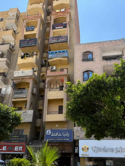 أمام مجمع المحاكم. تطل على شبين. ١٠٠ متر. ثلاث غرف و صالة