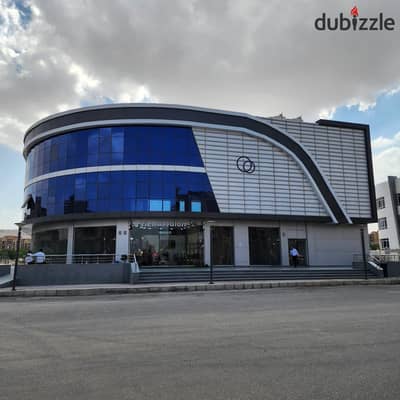 مول تجارى ٢٣٠٠ متر كامل للبيع على المحور تشطيب سوبر لوكس