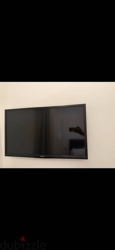 شاشه تلفزيون سامسونج بحاله الجديد لا يوجد بها خربوش بحاله ممتازه
