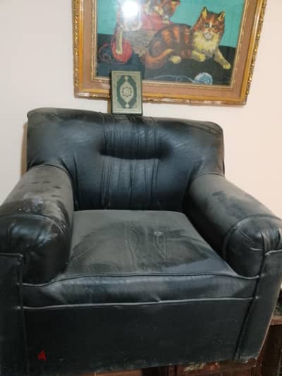عدد ٢ كرسي جلد حاله جيدة جدا محتاج تلميع فقط سليم مفيش اي عيوب