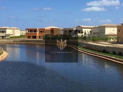 فيلا مستقلة مميزة للبيع في مراسي الساحل الشمالي سيدي عبدالرحمن ، بموقع استثنائي مباشرة على البحيرة وإطلالة مميزة