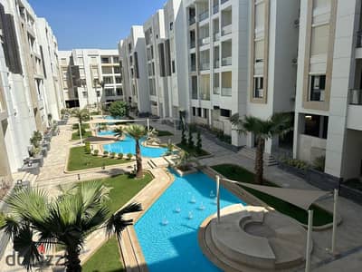 شقة لقطة متشطبة بالكامل بالتكيفات والمطبخ امام مدينتي مباشرة