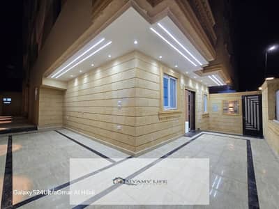 شقة ارضي واجهة  بمدخل خاص مستقل تشطيب فندقى بأغلى شوارع حدائق الاهرام منطقة ب