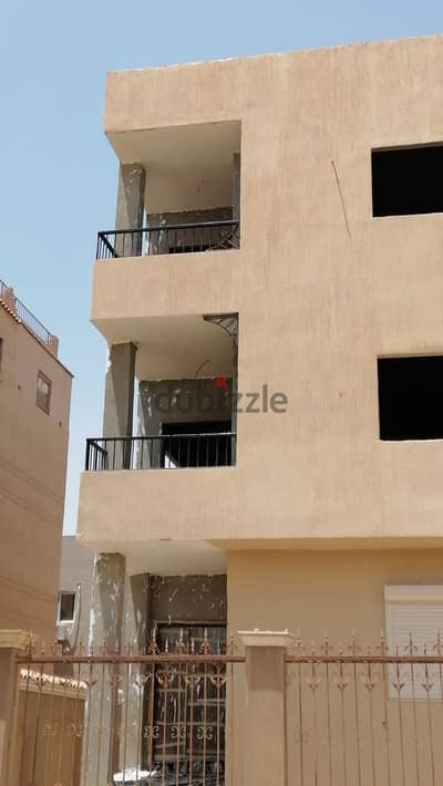 شقة 170 م مدينة الشروق حي 3 شرق موقع متميز دور 2 نصف تشطيب استلام فوري