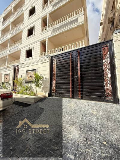 فيلا أرضي للبيع 230م بحدائق الأهرام البوابة الأولى منطقة ب مدخل خاص للأفراد والسيارات 3 غرف منهم ماستر وجاردن حرف L وتشطيب ألترا سوبر لوكس