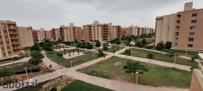 شقة مفروشة للإيجار في كمبوند وصال – طريق السويس  إذا كنت تبحث عن شقة جاهزة للسكن تجمع بين الفخامة والراحة والموقع المميز، فهذه فرصة رائعة داخل أحد أفض