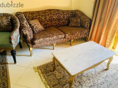 3 Seat sofa in very bed conditionكنبة ٣ مقعد + ترابيزة زان مع الرخامة
