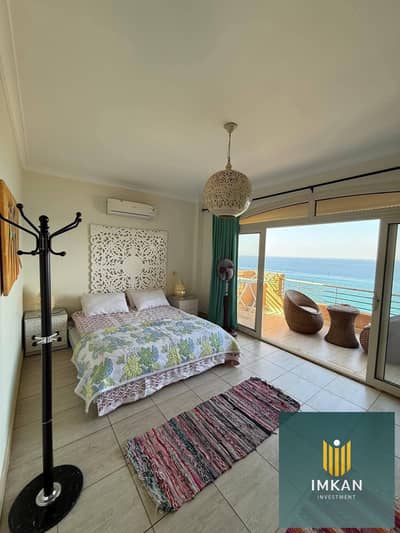 A fully finished 3-bedroom chalet for sale at Telal El Sokhna, featuring air conditioning and a kitchen. Available via installment plan, the property