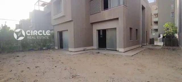 فيلا مستقلة للبيع بدون تشطيب (طوب أحمر ومحارة) في كمبوند فيليج جيت (بالم هيلز) The Village Gate / VGK التجمع الخامس بمساحة مباني 405 متر وأرض 360 متر