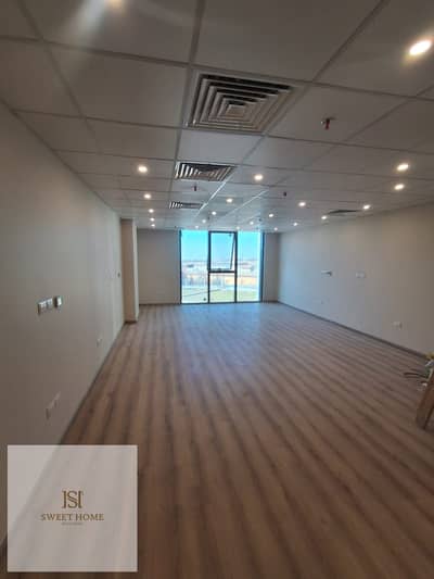 مكتب إداري للإيجار 65 متر مشطب بالكامل في Hyde Parkالتجمع الخامس