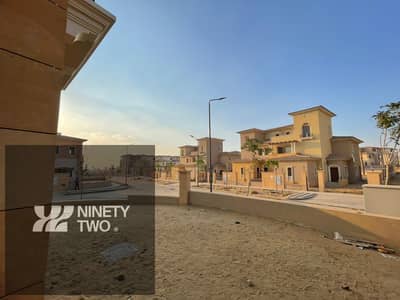 كواترو فيلا للبيع في سيتي جيت القاهرة الجديدة 256م – موقع مميز – نصف تشطيب