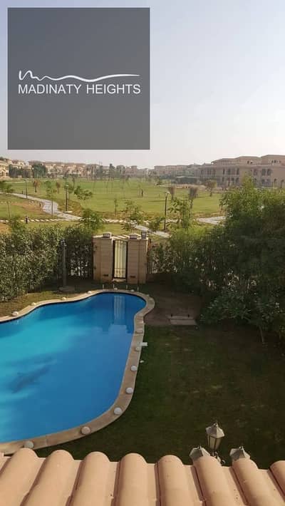 فيلا مستقلة للبيع في مدينتي – مرتفعات الجولف – نموذج D مساحة الأرض 854 متر مربع، ومساحة المباني 480 متر مربع، بإطلالة مباشرة على الجولف ووايد جاردن مفتوح، مع حمام سباحة ساخن وبارد وتشطيبات خاصة فاخرة على أعلى مستوى.  تتكون الفيلا من ريسبشن 5 قطع، مطبخ، حما