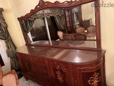 للبيع حجره سفره جديده لم تستخدم 8 كرسى ؛ ترابيزه ، بوفيه ومرايه
