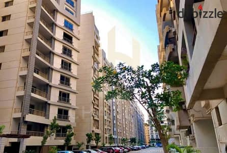 شقة للبيع في كمبوند بافاريا على دائري المعادي، نصف تشطيب، بسعر مميز.