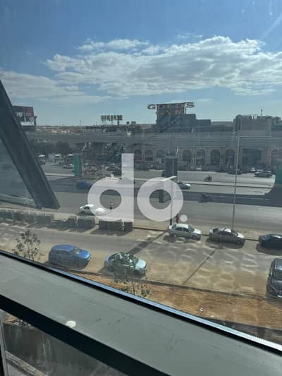 مكتب للإيجار بمساحة 282 متراً مربعاً، تشطيب كامل ومكيف بالكامل | يقع مباشرةً على شارع التسعين الجنوبي في القاهرة الجديدة، في موقع متميز بإطلالة مميزة