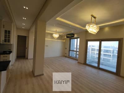 بنتهاوس للإيجار في جاليريا مون فالي Galleria Moon Valley روف خاص وإطلالة مميزة ومطبخ مجهز وتكييفات كاملة بتشطيب فاخر وجاهز للسكن