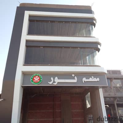 محل دور ارضي 31 متر يطل على البلازا على الشارع الرئيسي والممشي السياحي و القطار السريع حدائق اكتوبر