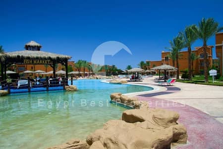 تاون هاوس للبيع فى مكادى اوراسكوم 4 غرف فى الغردقه البحر الاحمر يرى البحر و اللاجون بمقدم 10% و قسط على 8 سنين .