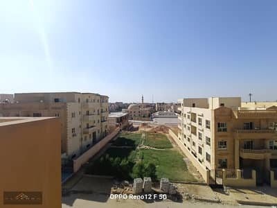 امتلك شقة بموقع راقي في مدينة الشروق 215 متر الحي الاول شرق فيلل بجوار نادي جرين هيلز لوكيشن اكثر من ممتاز