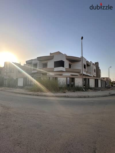 Ground floor apartment, 190 sqm, corner location with an open view, second number from the tourist walkway in the ninth district of Sheikh Zayed next to the British school, with payment facilities from the owner.
