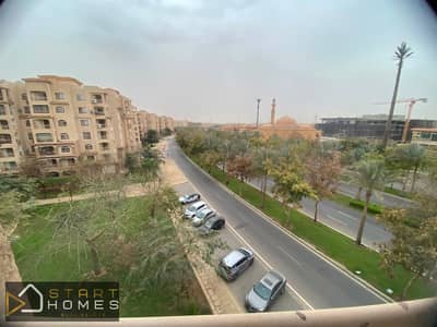 A 175-square-meter, 3-bedroom furnished apartment for rent in Madinaty (B2). It boasts a prime location amidst all amenities, right next to the bankin