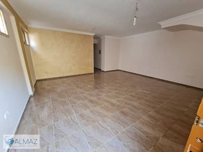 بيزمنت فاضي 170 متر للايجار سكني و اداري في البنفسج 11 فيلات في التجمع الاول بالقرب من The Waterway و يطل مباشرة على محور التسعين الشمالي