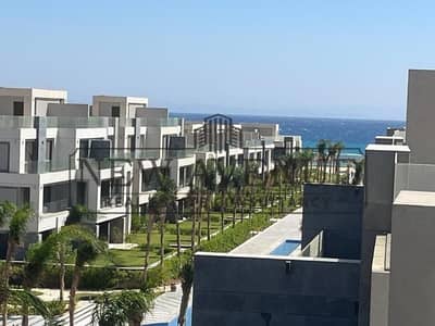شاليه استلام فوري للبيع فيوعلى حمام السباحة و البحر مفروش بالكامل بالأجهزة والتكييفات  في لا فيستا راي العين السخنة La Vista Ray Al Ain Al Sokhna