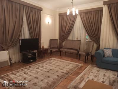 شقة للايجار مفروشة فرش مودرن حديث مكيفة بالكامل بالحى الاول بالتجمع الخامس