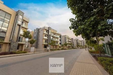 شقة للبيع في جاليريا مون فالي Galleria Moon Valley تشطيب كامل بإطلالة لاندسكيب ومطبخ وتكييفات مع موقف خاص ومخزن في موقع مميز