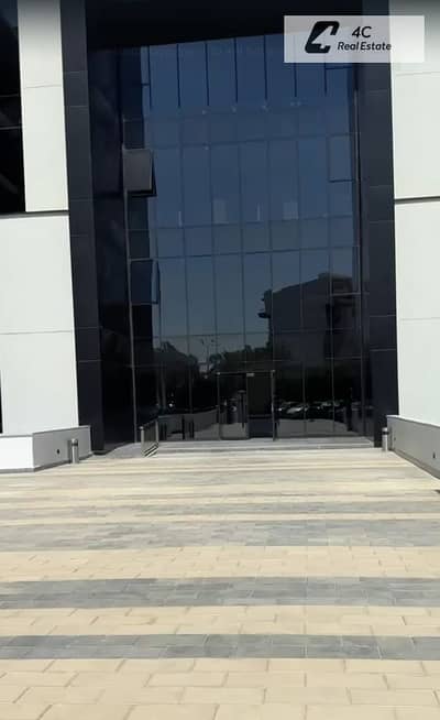 مكتب اداري للايجار جاهز للتشغيل فورا تشطيب الترا سوبر لوكس فيو مباشر علي شارع التسعين الجنوبي في هايد بارك التجمع الخامس القاهرة الجديدة