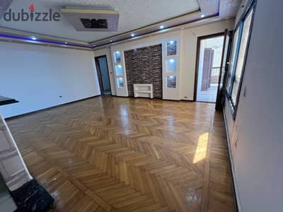 شقة للايجار السكنى 150م / رشدى على البحر مباشرة مطبخ بالدواليب