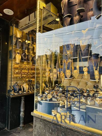 As  محل دهب 42م للبيع – City Mall – حدائق أكتوبر   الموقع:  	• محل دهب 42م للبيع   	في قلب حدائق أكتوبر على الممشى الخدمي مباشرة. 	•	بجوار كمبوند