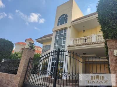فيلا للبيع في مدينه الشروق في كمبوند ماي فير بتشطيب خاص و مميز علي الوايد جاردن والمساحات الخضراء .  بمساحه الارض 1800 م و مساحه المباني 850 م .